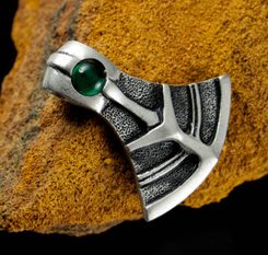 VÁLEČNÁ SEKERA, amulet se sklem