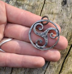 TROLLÍ KŘÍŽ, KOVANÝ SEVERSKÝ AMULET - KOVANÉ ŠPERKY - ŠPERKY
