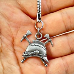 STARÁ HASIČSKÁ PŘILBA, PRVNÍ REPUBLIKA Z BRONZU -TALISMAN - PŘÍVĚSKY - ŠPERKY