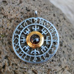 VEGVISIR - KOMPAS, ISLANDSKÁ RUNA, STŘÍBRNÝ PŘÍVĚSEK, AG 925, GRANÁT 12G - PŘÍVĚSKY - STŘÍBRNÉ ŠPERKY
