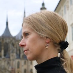 PŘÍVĚSEK / BROŽ ARISTOTELES A PHYLLIS, BRONZ - STŘEDOVĚKÉ POUTNICKÉ ODZNAKY - ŠPERKY