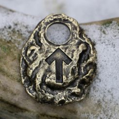 Tiwaz - runový amulet, staromosaz