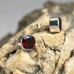 CASTELLIS, STŘÍBRNÉ NÁUŠNICE, GRANÁT, AG 925/1000 - NÁUŠNICE - STŘÍBRNÉ ŠPERKY