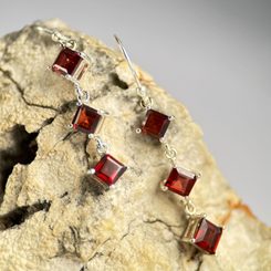 CASTELLIS, STŘÍBRNÉ NÁUŠNICE, GRANÁT, AG 925/1000 - NÁUŠNICE - STŘÍBRNÉ ŠPERKY