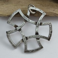 BLÁTH, KOVANÁ KVĚTINA, AMULET - KOVANÉ ŠPERKY - ŠPERKY
