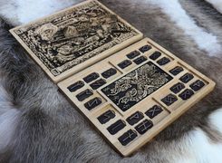 ODIN - SADA RUN FUTHARK A DÁRKOVÁ KAZETA - RUNY - ŠPERKY