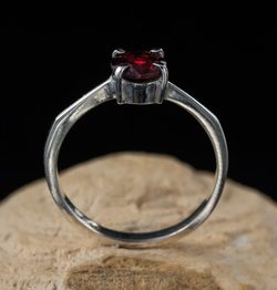 OCULAR, stříbrný prsten s granátem