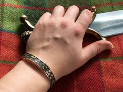 MERIDA, keltský bronzový náramek s triskely