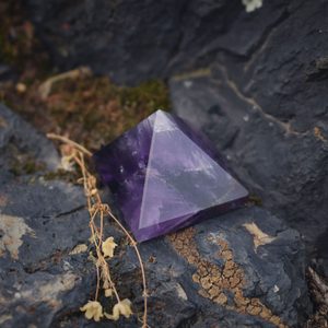 PYRAMIDY SEDMI ČAKER - DEKORAČNÍ MINERÁLY, HORNINY{% if kategorie.adresa_nazvy[0] != zbozi.kategorie.nazev %} - VLTAVÍNY, FOSÍLIE, MINERÁLY{% endif %}