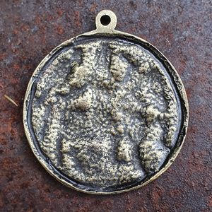 SOKOLNÍK VELKÁ MORAVA TALISMAN, ZINEK, STAROMOSAZ - STŘEDOVĚKÉ AMULETY - ŠPERKY