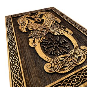 HUGINN A MUNINN, VEGVISÍR - DŘEVĚNÝ NÁSTĚNNÝ OBRAZ 21X30CM - DŘEVĚNÉ OBRAZY - HOME DECOR