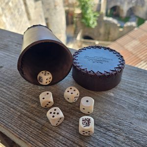 FARKLE HRACÍ KOSTKY S KELÍMKEM, KINGDOM COME: DELIVERANCE, OFICIÁLNÍ MERCH - KINGDOM COME: DELIVERANCE II