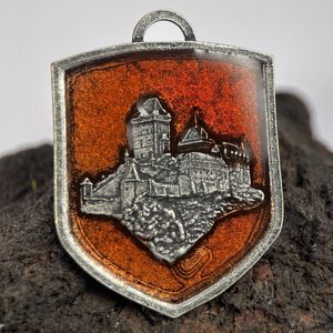 HRAD KARLŠTEJN, STŘEDOVĚKÝ ERB VE ŠTÍTU, ZINEK, SMALT - STŘEDOVĚKÉ AMULETY - ŠPERKY