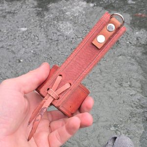 ZÁVĚS NA SEKERU - NA OPASEK I KARABINU - SEKERY - ZBRANĚ