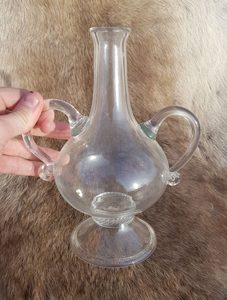 VÁZA S UCHY, SKLO BÍLÉ - HISTORICKÉ SKLO - STOLOVÁNÍ