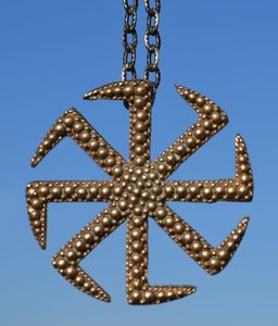 SLOVANSKÝ KOLOVRAT, SYMBOL SLUNCE, PŘÍVĚŠEK, BRONZ - PŘÍVĚSKY - ŠPERKY