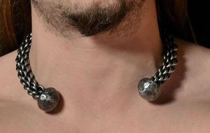 PLETENÝ KOVANÝ OCELOVÝ TORQUES, NÁKRČNÍK - KOVANÉ ŠPERKY - ŠPERKY