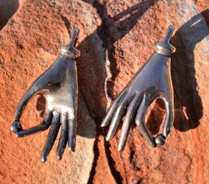RUKA S KULIČKOU, ŘÍMSKÝ AMULET, LIMES ROMANUS, BRONZ - PŘÍVĚSKY - ŠPERKY