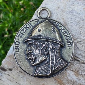 JAN ŽIŽKA, PŘÍVĚSEK, STAROMOSAZ - STŘEDOVĚKÉ AMULETY - ŠPERKY