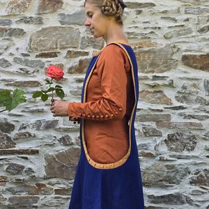DÁMSKÝ STŘEDOVĚKÝ ODĚV - ŠLECHTIČNA / MĚŠŤANKA, 2. POLOVINA 14. STOLETÍ - DÁMSKÉ ODĚVY - MÓDA