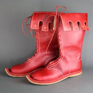 NOTTINGHAM, GOTICKÉ VYSOKÉ BOTY - ČERVENÉ - STŘEDOVĚKÁ OBUV - MÓDA