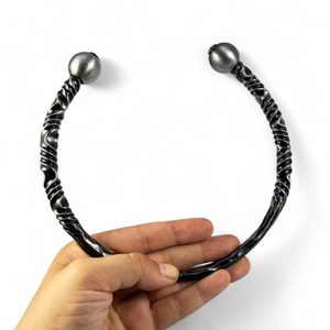 KOVANÝ TORQUES UKONČENÝ KULIČKAMI - KOVANÉ VÝROBKY - KOVÁŘSTVÍ A MINCE