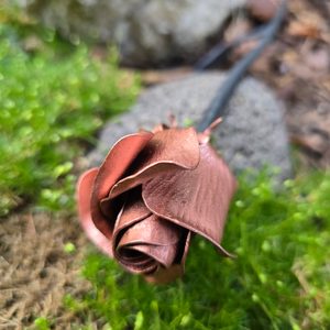 KOVANÁ RŮŽE - ZLATÁ BARVA - KOVANÉ VÝROBKY - KOVÁŘSTVÍ A MINCE