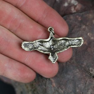 LETÍCÍ VRÁNA, PŘÍVĚŠEK, ZINEK STAROMOSAZ - VIKINGSKÉ AMULETY - ŠPERKY