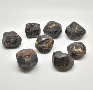 GRANÁT, ALMANDIN, SUROVÝ KÁMEN - MINERÁLY A HORNINY - HOME DECOR