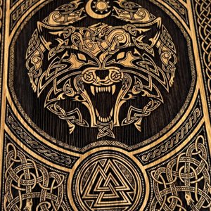 VLK FENRIR S ORNAMENTY NÁSTĚNNÁ DEKORACE, DŘEVO 32X44CM - DŘEVĚNÉ OBRAZY - HOME DECOR