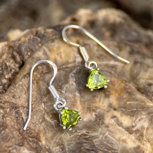 TRIANGULAR, STŘÍBRNÉ NÁUŠNICE S PERIDOTEM, AG 925 - NÁUŠNICE - STŘÍBRNÉ ŠPERKY