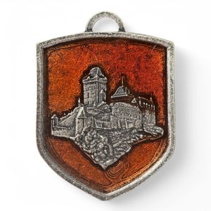HRAD KARLŠTEJN, STŘEDOVĚKÝ ERB VE ŠTÍTU, ZINEK, SMALT - STŘEDOVĚKÉ AMULETY - ŠPERKY