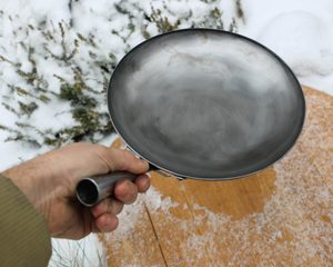 BUSHCRAFT SADA V KOŽENÉM OBALU - PÁNEV 23 CM, VIDLIČKA, SADA KOŘENEK, KŘESADLO - OSTATNÍ BUSHCRAFT VÝROBKY - TÁBOŘENÍ A ŘEMESLA