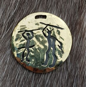 KRIGER, VÁLEČNICKÝ AMULET, SKALNÍ RYTINA TANUM, ŠVÉDSKO, MOSAZ - PŘÍVĚSKY - ŠPERKY