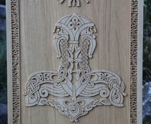 MJÖLLNIR NÁSTĚNNÁ DEKORACE, DESKA 32 X 45 CM - DŘEVĚNÉ OBRAZY - HOME DECOR