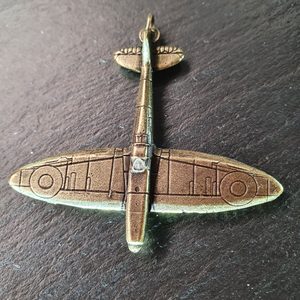 SUPERMARINE SPITFIRE, PŘÍVĚSEK LETADLO, STAROMOSAZ - VŠECHNY AMULETY, VLASTNÍ VÝROBA{% if kategorie.adresa_nazvy[0] != zbozi.kategorie.nazev %} - ŠPERKY - BRONZ, ZINEK, BIŽUTERIE{% endif %}