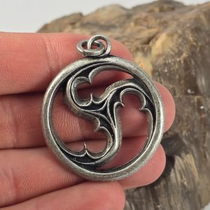 GOTICKÝ TRISKEL, OKNO KATEDRÁLY, PŘÍVĚSEK, ZINEK - STŘEDOVĚKÉ AMULETY - ŠPERKY