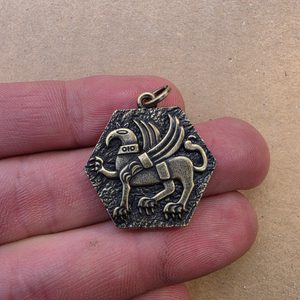 VYŠEHRADSKÝ GRYF, PŘÍVĚSEK, STAROMOSAZ - STŘEDOVĚKÉ AMULETY - ŠPERKY