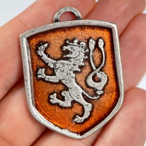 BOHEMIA, STŘEDOVĚKÝ ERB VE ŠTÍTU, ZINEK, SMALT - STŘEDOVĚKÉ AMULETY - ŠPERKY