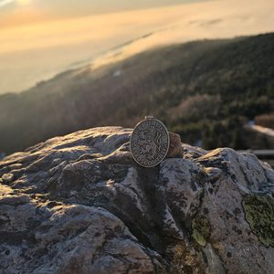 ČESKOSLOVENSKÝ HRANIČNÍ SLOUP, PŘÍVĚSEK, STAROMOSAZ - VŠECHNY AMULETY, VLASTNÍ VÝROBA - ŠPERKY