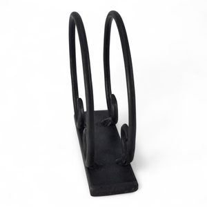 STOJÁNEK NA UBROUSKY OBLOUK - KOVANÉ BYTOVÉ DOPLŇKY - KOVÁŘSTVÍ A MINCE