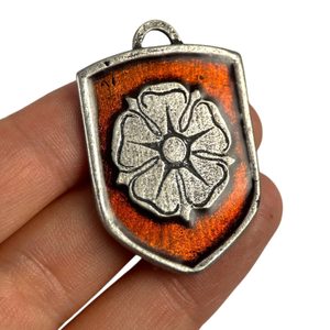 ROŽMBERSKÁ RŮŽE, STŘEDOVĚKÝ ERB VE ŠTÍTU, ZINEK, SMALT - VŠECHNY AMULETY, VLASTNÍ VÝROBA - ŠPERKY