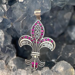 FLEUR DE LIS, STŘÍBRNÝ PŘÍVĚSEK S RUBÍNY, AG 925 - PŘÍVĚSKY - STŘÍBRNÉ ŠPERKY