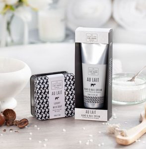 SCOTTISH FINE SOAPS MÝDLO V PLECHU - AU LAIT - ČERSTVÉ MLÉKO, 100G - MÝDLA{% if kategorie.adresa_nazvy[0] != zbozi.kategorie.nazev %} - KOSMETIKA{% endif %}