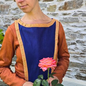 SVRCHNÍ ŠATY BEZ RUKÁVŮ, 2. POLOVINA 14. STOLETÍ - NIŽŠÍ ŠLECHTIČNA / BOHATŠÍ MĚŠŤANKA - DÁMSKÉ ODĚVY - MÓDA