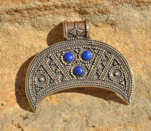 SLOVANSKÝ POHANSKÝ ŠPERK - LUNICE, BRONZ, LAPIS LAZULI - PŘÍVĚSKY - ŠPERKY