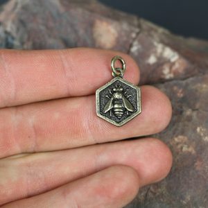 VČELA, PŘÍVĚŠEK, ZINEK STAROMOSAZ - VŠECHNY AMULETY, VLASTNÍ VÝROBA{% if kategorie.adresa_nazvy[0] != zbozi.kategorie.nazev %} - ŠPERKY - BRONZ, ZINEK, BIŽUTERIE{% endif %}