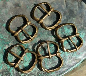 GOTICKÁ PŘEZKA, SPONA NA ŘEMENY, STAROMOSAZ - SPONY A KOVÁNÍ - SEDLÁŘSTVÍ