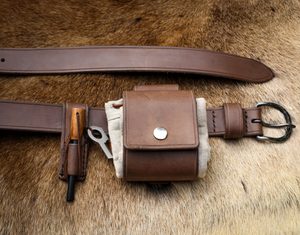 KOŽENÝ OPASEK S KOVANOU SPONOU, SYSTÉM PERUNIKA - OSTATNÍ BUSHCRAFT VÝROBKY - TÁBOŘENÍ A ŘEMESLA