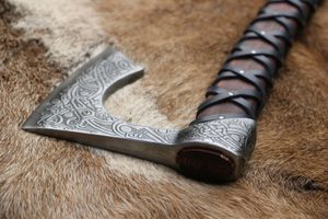RINGERIKE, VIKINSKÁ SEKERA, LEPTANÁ S KOŽENÝM OMOTEM - SEKERY - ZBRANĚ
